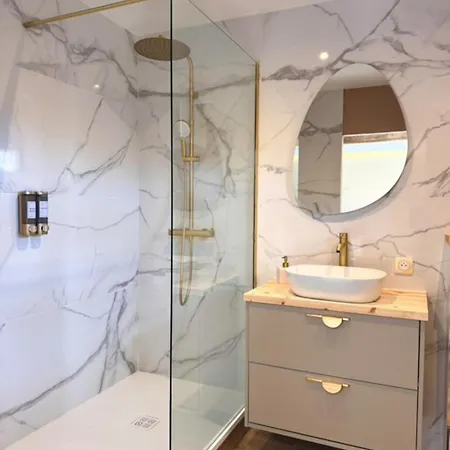 De Marbre Et D Or Entre Le Futuroscope Et Le Parc Du Puy Dufou 3*