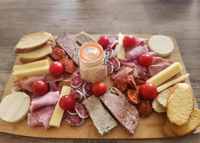 De Marbre Et D Or Entre Le Futuroscope Et Le Parc Du Puy Dufou